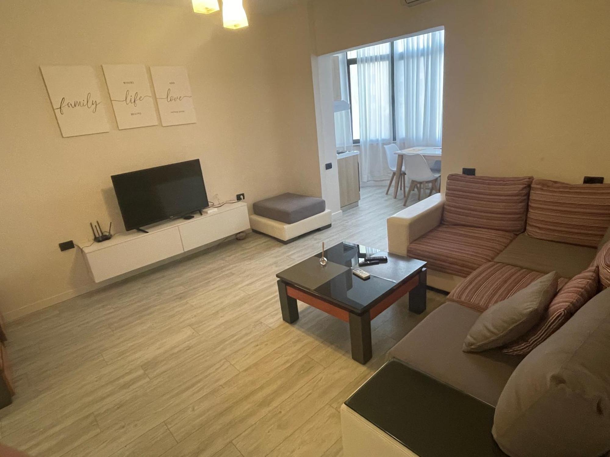 Lacasa-21 Dhjetori Tirana Exteriér fotografie