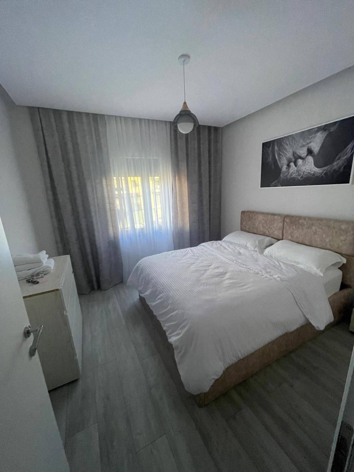Lacasa-21 Dhjetori Tirana Exteriér fotografie